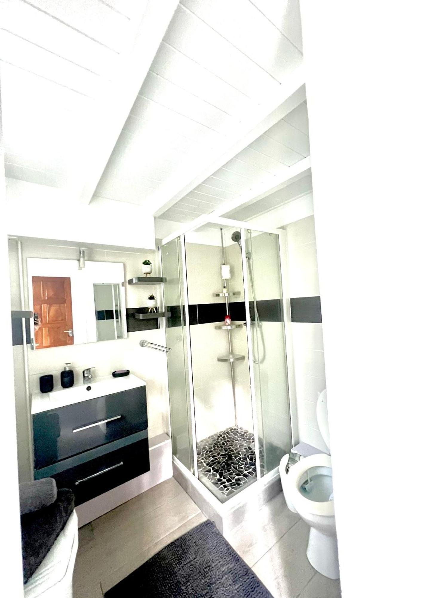 Duplex Marina Gosier- Vue Mer Et Bateaux Equipe D'Une Citerne Reliee A L'Eau De Ville 르 고지에 외부 사진